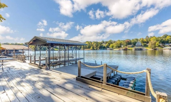 Williamstown Cottage | 15 mins from Ark Encounter! The Happy Lake Cottage