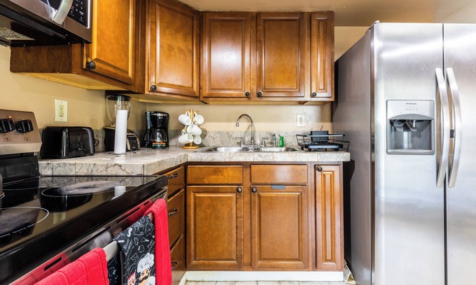 West Park House | 15% Off Charming 2-Bedroom, 1-Bathroom Retreat Near Everything in Miami