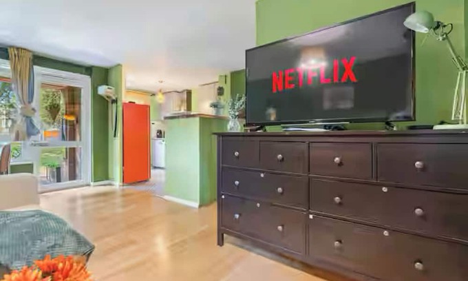 Chaucer Apartment | 15% OFF LastMinDeals! | Cosy Flat in London Bridge + Netflix & Parking + Patio!