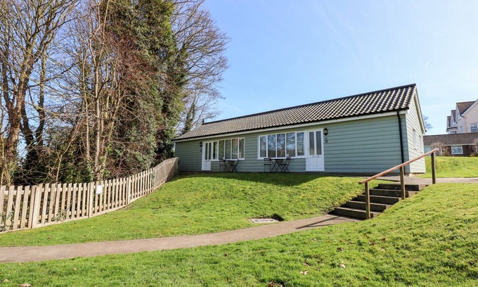 Mundesley Cottage | 15 THE DELL, pet friendly, character holiday cottage in Mundesley