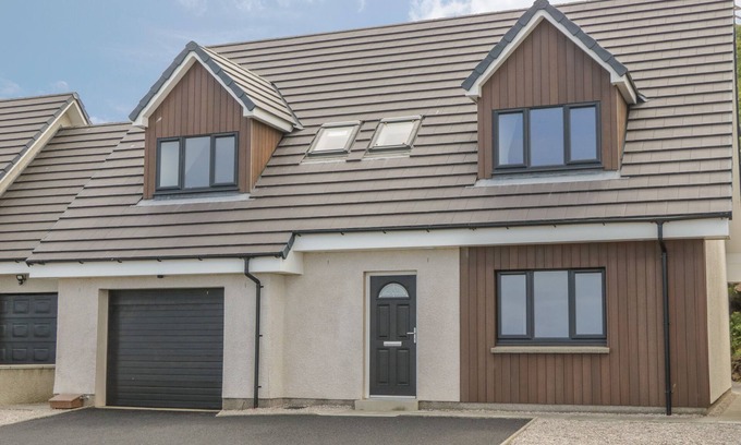 Banff Cottage | 15 WATERS EDGE, family friendly, with a garden in Banff