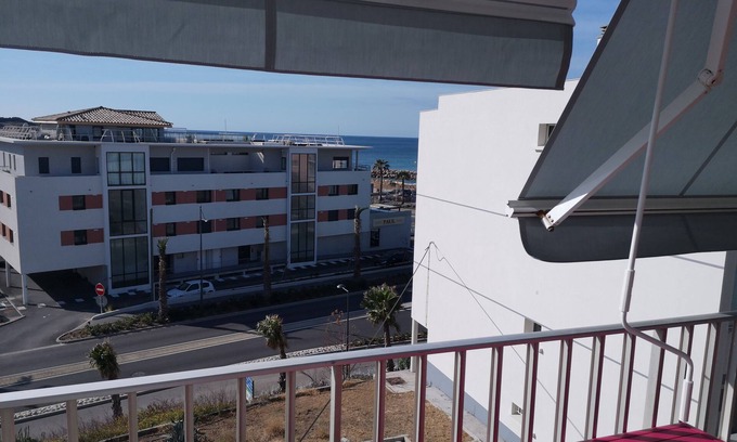 Six-Fours-les-Plages Apartment | 150m from the beach, sea view, spacious t3 with balcony, all on foot, air conditioning in summer