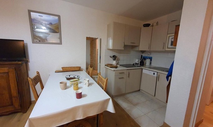 La Salle-les-Alpes Apartment | 150m from ski slopes, 3rd floor, balcony, tv, ski locker, 28m², Serre Chevalier