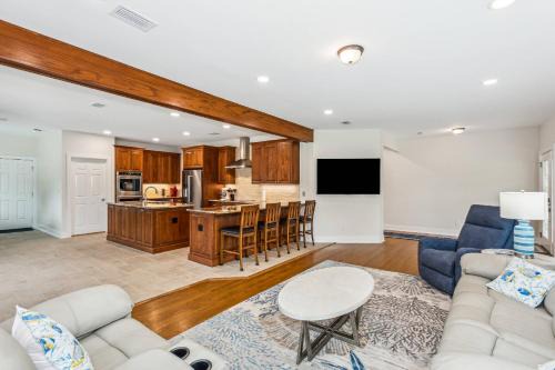 East Hill House | 1585 E Blount St