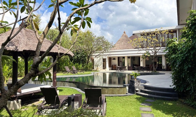 Dewi Sri Villa | 16 Bedroom Villa Riverside Legian