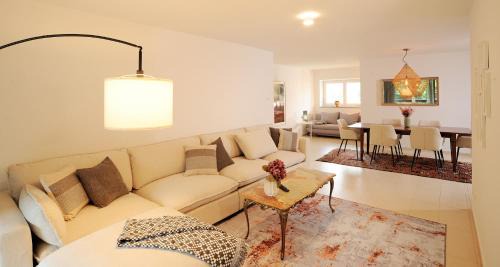 Freilassing Apartment | 160qm Wohnung mit Balkon nahe Salzburg - Freilassing 2 Schlafzimmer, 2 Bäder
