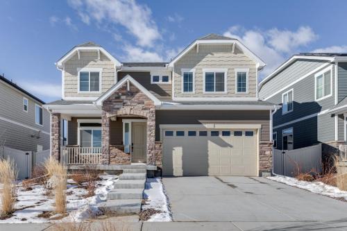 Aurora House | 17 Mi to Downtown Denver Modern Aurora Home!