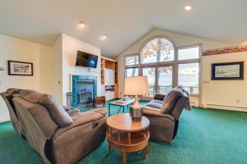 Good Hart House | 17 Mi to Skiing! Lake-View Michigan Home with Deck