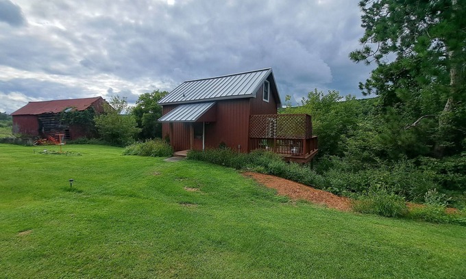 North Freedom Cottage | 170 Year old countryside cottage with deck - Location near Devil's Lake