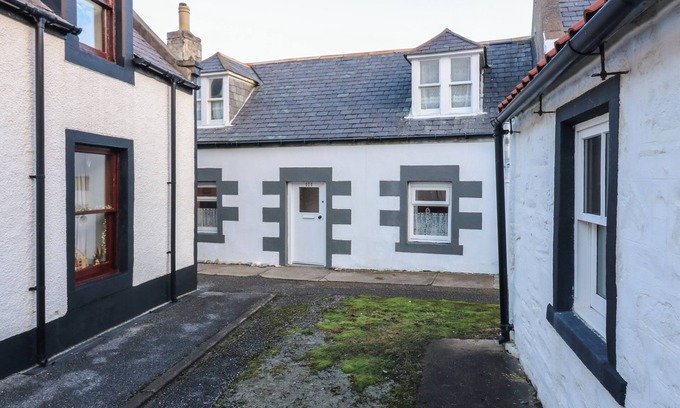 Cullen Cottage | 171 SEATOWN, pet friendly, character holiday cottage in Cullen