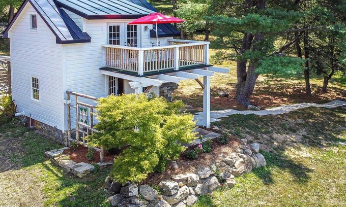 Chester House | 1786 Farm Cottage Honeymoon Suite Renovated 2022