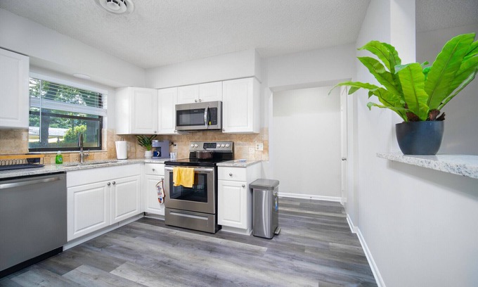 Cedar Hills House | 1800 sq/ft spacey 4/2.5