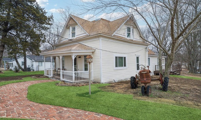 Broken Arrow House | 1800s Farmhouse—King Bed~Big Kitchen~Games & DVDs