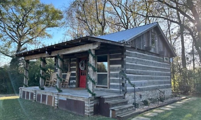 Montgomery Cabin | 1800’s style log cabin with modern amenities