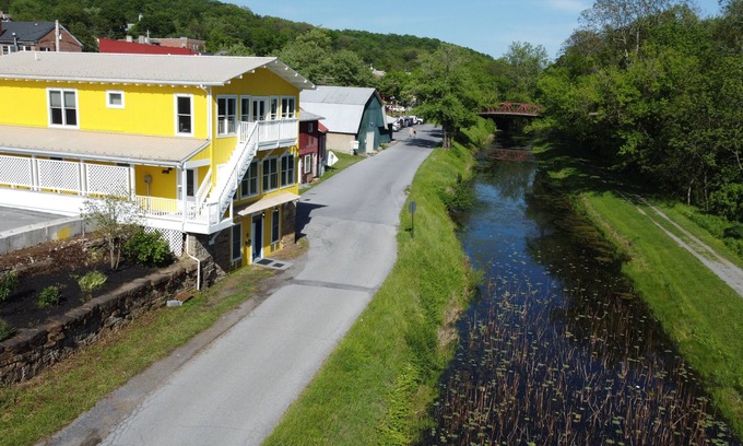 Hancock House | "1878 RiverRun" Scenic Views - Trails - Breakfast - Game Room - WiFi