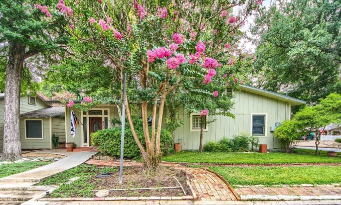 New Braunfels House | 1880 Market Plaza Haus TS 360