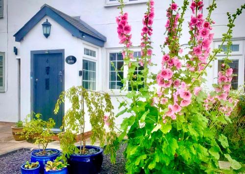 Snitterfield House | 18th Century Cosy Cottage with Stunning views in Snitterfield