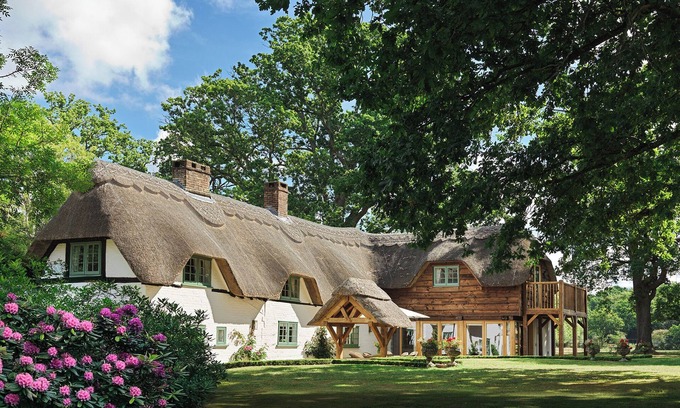 New Forest District House | 18th Century Thatched House on the Edge of the New Forest with large Jacuzzi