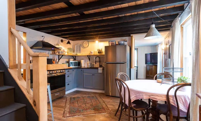 Coxsackie Cabin | 1900’s farmhouse, hot tub & fireplace