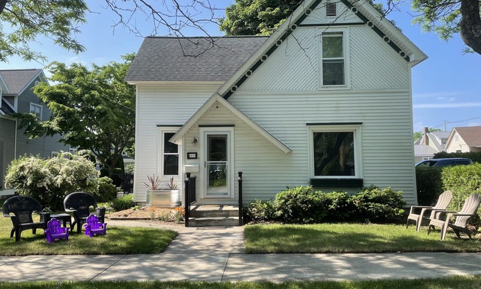 Charlevoix House | 1900s Historical Downtown Home/1st Floor Master-Suite/4BR/Private Driveway