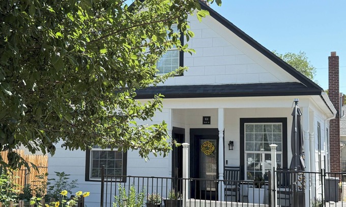 Downtown Reno House | - 1914 Historic Cottage - Newly Remodeled - Firepit and BBQ - Fenced Property - Chef's Kitchen - Electric Vehicle Charging Station