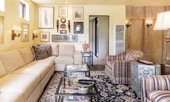 Park West Apartment | 1920 Carriage House with Backyard Patio