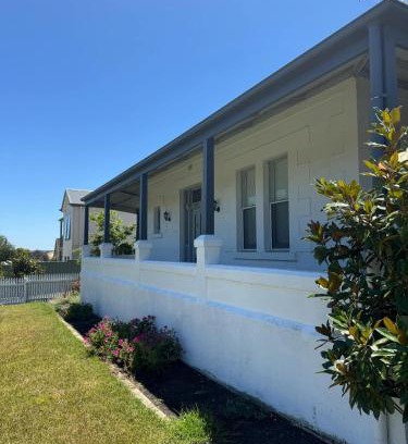 Mount Gambier House | 1920's Local Heritage Character home 'Rangatira' 3 bedroom, 2 living room family home
