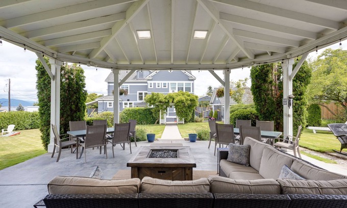 Anacortes Bed & Breakfast | 1925 Colonial overlooking Fidalgo Bay.