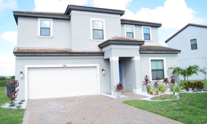 Haines City House | 194KB: Modern 6 Bedroom Pool Home Near Legoland