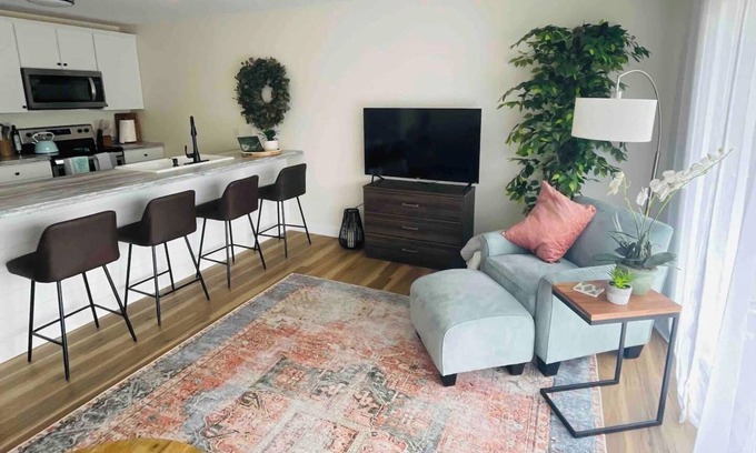 Lake Ozark Condo | 1bd 1 ba Getaway with private balcony & onsite Boat rental option