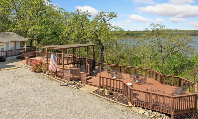 Diamond City Cabin | 1bd/1bath cabin with beautiful views of Bull Shoals Lake.