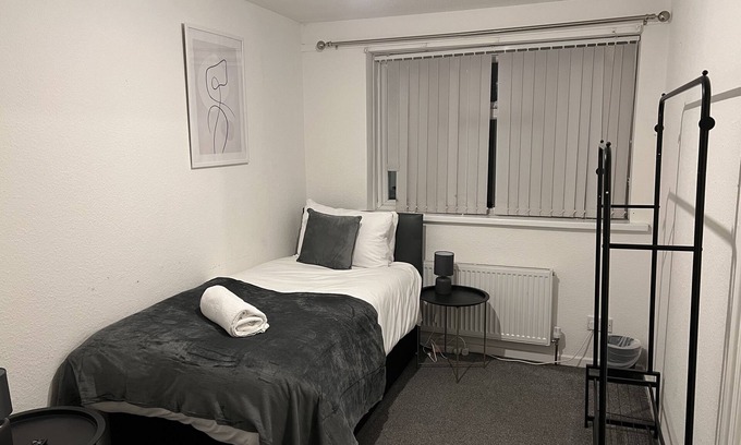 Seisdon House | 1Bed House with Driveway