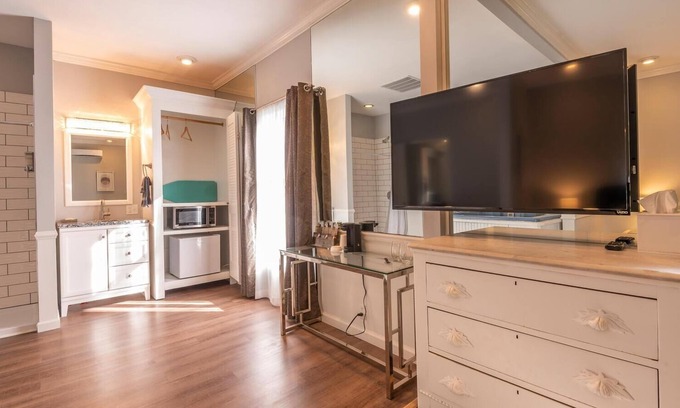 Nashville Hotel | 1BR, 1BA Luxury Hot tub Suite