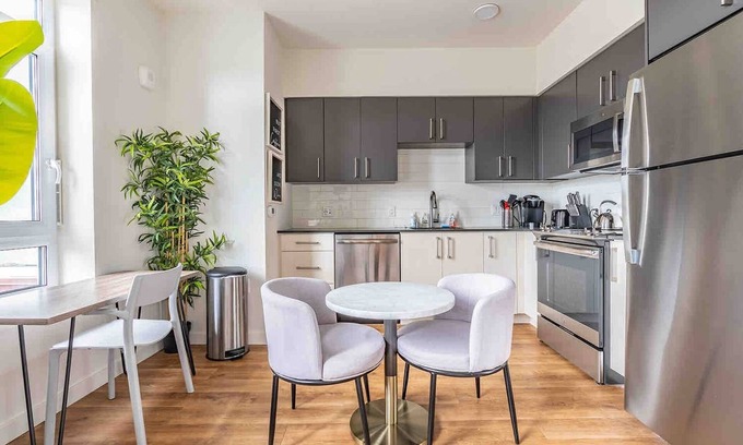 West Bellevue Apartment | 1BR | Gym, Rooftop, Views | Bellevue | Sophari B