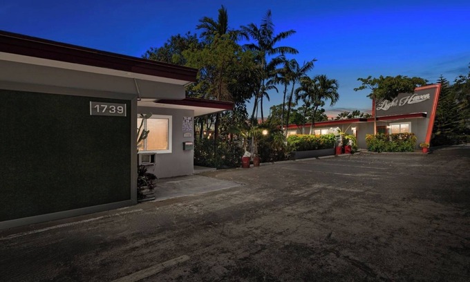 Downtown Hollywood Apartment | 1BR Pet-Friendly Studio Parking and Backyard BBQ