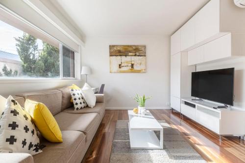 Hawthorn Apartment | 1BR w FREE Parking! Near Swinburne University
