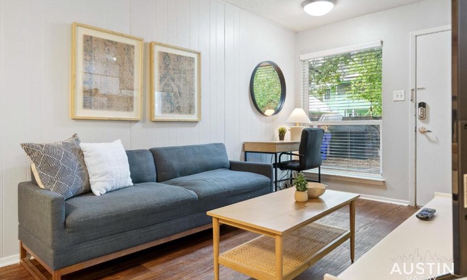 Hyde Park Apartment | 1st Floor Apt Hyde Park Bathtub and Free Parking