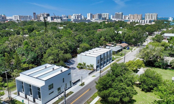 Gillespie Park House | 2/2 BRAND NEW LUXURY TOWNHOME STEPS FROM GILLESPIE PARK, PICKLEBALL, TENNIS, BEACHES!