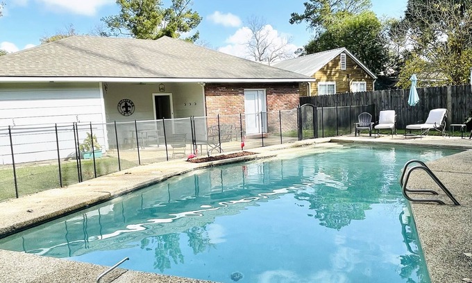 Mid City South House | ❤️2.2 MilesToLSU 2 Desks WasherDryer AC🤿Pool FencedYardPatio📺SmartTV❤️