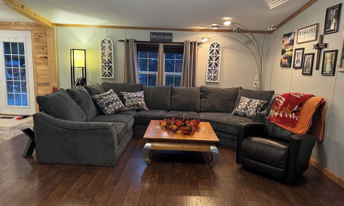 State College House | 2.5 miles from Beaver Stadium our Charming 3-bedroom house with AC, WiFi