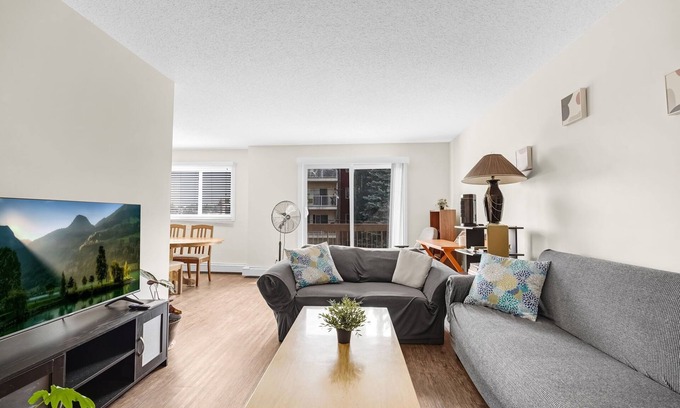 West Edmonton Apartment | ✅️2.8 km to ROGERS Place✅️ King-2 twins-futon-cot✅️ 124 Street Arts District