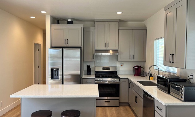 Garden Grove House | 2.9 mi-Disney/Cal Adventure 4.2