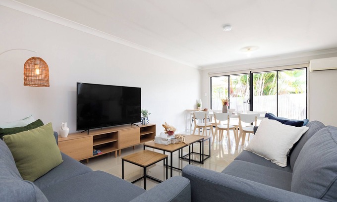 Acacia Ridge Apartment | 2 Bdr Apt! Full Kitchen! Covered Parking! 6BS2