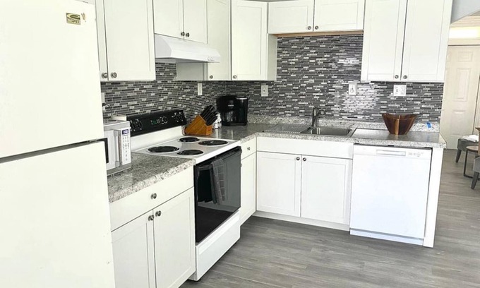 Hamilton House | 2 bed /1.5 bath - Sleeps 6 -Comfy Hamilton home