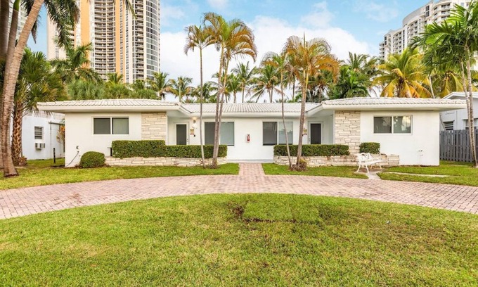 Sunny Isles Beach Ski Chalet | 2 bed 2 bath Beach 1 min walk SEPT Book 3 Nights Pay 2