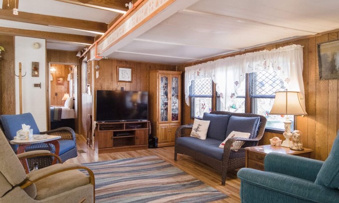 Hollister House | 2 Bed/2 Bath Walk-In Home ~ Near Table Rock State Park ~ FREE TICKETS INCLUDED! (CASA)