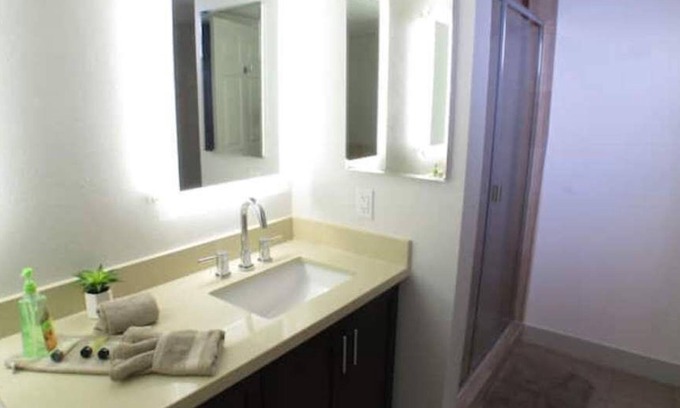 Westwood Apartment | 2 Bed Apartment in a Full Service Building L11-A