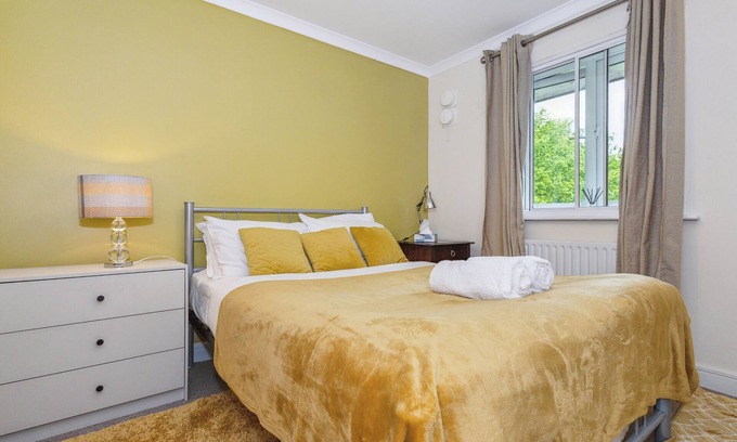 Hatfield Apartment | 2 Bed Apartment - Sleeps 5 - Wifi - Parking - Pets