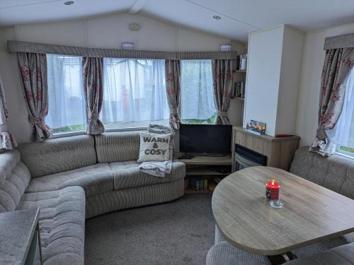 Isle of Portland Ski Chalet | 2 bed caravan in Portland Dorset sleeps 4