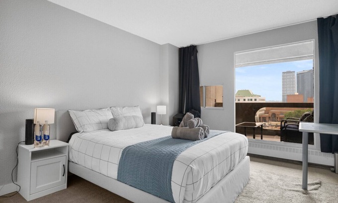 Downtown Calgary Apartment | 2 Bed » Central DT » Secure Parking » Gym » Sauna